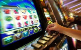 Pengguna memasukkan kredensial login melalui formulir sederhana di situs pakde4d